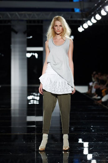 20100523 Aurora Fashion Week. Показ коллекции Лилии Пустовит. Фотография с сайта  http://www.aurorafashionweek.com.