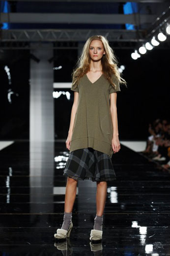 20100523 Aurora Fashion Week. Показ коллекции Лилии Пустовит. Фотография с сайта  http://www.aurorafashionweek.com.