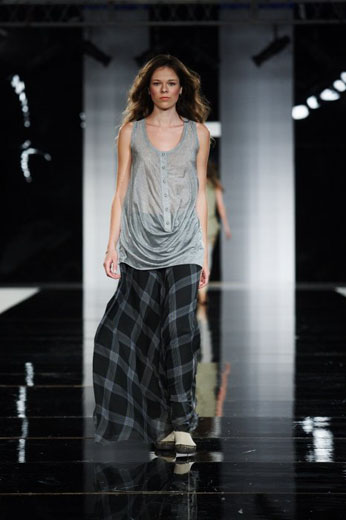 20100523 Aurora Fashion Week. Показ коллекции Лилии Пустовит. Фотография с сайта  http://www.aurorafashionweek.com.