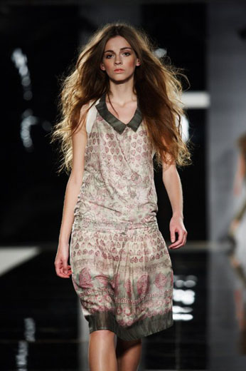 20100523 Aurora Fashion Week. Показ коллекции Лилии Пустовит. Фотография с сайта  http://www.aurorafashionweek.com.