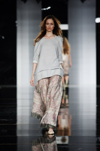 20100523 Aurora Fashion Week. Показ коллекции Лилии Пустовит. Фотография с сайта  http://www.aurorafashionweek.com.