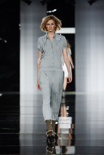 20100523 Aurora Fashion Week. Показ коллекции Лилии Пустовит. Фотография с сайта  http://www.aurorafashionweek.com.