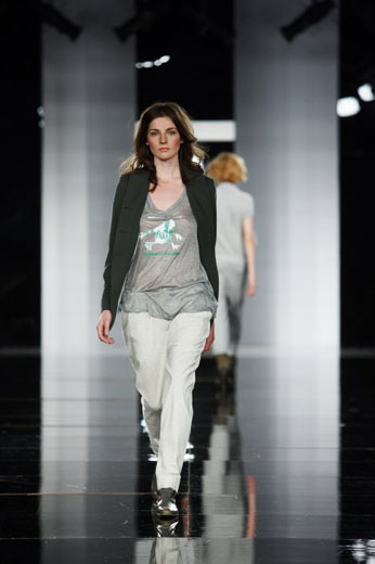 20100523 Aurora Fashion Week. Показ коллекции Лилии Пустовит. Фотография с сайта  http://www.aurorafashionweek.com.