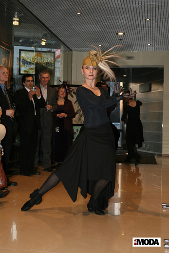 20090409 Jart Gallery Презентация выставки «Вся жизнь – театр…». Слева на право: Екатерина Вологдина, Юлия Волкова, Елена Толченникова ( с микрофоном), Марина Коростелева, Юрий Флейшман, Екатерина Акимова. Фотографии Михаила Гулкина, предоставлены Jart Gallery