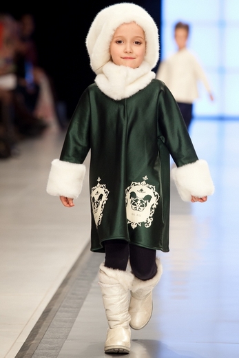 В завершающий день XXVII недели моды DnN St. Petersburg Fashion Week  свои коллекции представили эстонский бренд BonBon Lingerie, Lena Starikova Fashion group, торговая марка Vikki (дизайнер Виктория Афанасьева), Натальи Родионенко, модный дом Katya Anderzhanova и Fabric Fancy, сообщают организаторы мероприятия.  «Коллекция LatePolka эстонского бренда BonBon Lingerie – это с одной стороны, высокие технологии, которые используются для создания идеальной линии белья без лишних швов и дискомфорта. С другой стороны, высокотехнологичные возможности позволяют дизайнеру марки Тиййу Роосма привнести в такую, казалось бы, классическую тему белья абсолютно новые идеи, наполнить дизайн особыми ироничными намеками и юмором. Недаром же считается, что самым сексуальным в женщине является чувство юмора. Укутывающие бедра пояса, трусики с высокой линией талии, перекрывающие их корсеты, закрытые бюстгальтеры – все это привлекает внимание своей нестандартностью. Белье с принтом – дань увлеченности компьютером и соцсетями». «Детская коллекция марки Lena Starikova Fashion group – это попытка возродить патриотизм в моде. А начинать воспитание, как известно, лучше всего с раннего детства. Коллекция построена на этнических мотивах русской культуры. Для девочек оптимальной формой кроя стал переосмысленный сарафан. Благодаря стараниям дизайнера Лены Стариковой он породил целую линию свободных и расширяющихся книзу длинных платьев самых ярких цветов – красного, желтого, хвойного, синего и белого. Девушкам постарше предлагаются женственные одноцветные костюмы с приталенными жакетами и расклешенными юбками ниже колена. Мальчишеские костюмы слегка напоминают по крою русскую рубаху. Орнаменты, многократно повторяющиеся и запоминающиеся, воспроизводят русские мотивы – лошадок, кукол в кокошниках и модифицированный царский герб, где вместо двуглавого орла нарисованы головы двух лошадок. Детям очень удобно двигаться в такой свободной и мягкой одежде».  «Коллекция торговой марки Vikki (дизайнер Виктория Афанасьева) «Сон Герды» познакомила зрителей с возможностями компьютерной разработки принта. Главная идея дизайнера заключалась в создании узнаваемой одежды. Ей это удалось – один из основных принтов получился благодаря сложенной в несколько раз белой бумаге формата А 4. Компьютерная обработка фрагмента дала возможность создать ткань, на которой, как в калейдоскопе, повторяется и преломляется одно и то же изображение. Это и натолкнуло на ассоциацию с кристаллом льда. От коллекции действительно веет холодом – приглушенные синий, серый и черный с редкими, словно полярное сияние, всполохами голубого и белого. Серое пальто сделано из мятой ткани, которая распадается на грани, словно треснувший лед. Серия шелковых платьев множит идею калейдоскопического принта. Черное трикотажное платье причудливо задрапировано, а под юбкой выглядывает пышная черная тюлевая основа. Палитра дизайнера полностью повторяет петербургские цвета и поэтому легко войдет в жизнь города».  «Коллекция Натальи Родионенко «Цветочные мечты» очень точно обозначает ее тему – воплощенные мечты о главном дне в жизни. Свадебные и нарядные платья для особых случаев. Главная задача дизайнера заключалась не в том, чтобы создать коллекцию в едином стиле, а наоборот - показать самые разные варианты воплощения девичьей мечты. И задача эта была непростой. Творческих идей в этой коллекции хватило бы на несколько других, если бы речь не шла о невестах. Ни одно платье, ни одна идея в довольно обширной коллекции не повторялась. Цветовая гамма свадебных платьев простиралась от красного и снежно-белого до кремового, жемчужного и серебристого. Группа коктейльных платьев выполнила свою задачу – каждой гостье на этой свадьбе остаться незамеченной невозможно. Силуэты свадебных платьев абсолютно разные – от жесткой корсетной конструкции до свободных греческих одеяний с классической мягкой плиссировкой. А отделка аппликациями и драпировками в виде цветов, бусинами, бисером и кружевом поражала своим разнообразием».  «Коллекция модного дома Katya Anderzhanova называется «Петербургское отражение барселонских мотивов». Она навеяна архитектурой Антонио Гауди. Сама идея – очень оригинальна. В коллекции два основных мотива, на которых строится вся композиция. Первый – аппликация, выложенная из цветной гальки - навеяна облицовкой дома в технике майолики. Второй - орнамент, созданный с помощью компьютерного дизайна и воплощенный путем перфорации искусственной кожи. В основу этого орнамента лег контур тени от кованой ограды на стене дома, созданного Гауди. Одна из самых интересных идей – двустороннее платье для самых загадочных женщин, которых нельзя оставлять ни на минуту – не узнаешь со спины. Спереди платье – маленькое черное. Сзади - зеленое шелковое с длинной юбкой и открытой спиной». «Закрыла неделю моды коллекция сезона осень-зима 2013-2014 Fabric Fancy под названием «Сюрреализм». Коллекция создана как демонстрация мужского взгляда на женщину. Главная ее черта в том, что сюрреалистические идеи и образы сочетаются с высочайшим мастерством классического кроя. Силуэты платьев льстят женской фигуре – они приталены, подчеркнута линия бедра и груди. Отделка кожей настраивает на чувственный лад. Серые гольфы поверх черных колготок невольно притягивают взгляд к женским ножкам. А специально созданные на тканях авторские вышивки контрастным цветом придают толику загадочности и даже абсолютной непостижимости женской сущности. Цветовая гамма идет в ногу с мировыми трендами – это сочетания приглушенного синего и мрачноватого хаки, терракотового и флюоресцентного лилового, оранжевого с синим и фиолетовым. Тона слегка приглушены, но это не перебивает саму женскую индивидуальность. Есть в коллекции и мужские костюмы, сшитые по всем правилам классики. Ведь классика – это то, что делает нас красивее».  Неделя pret-a-porter DnN St. Petersburg Fashion Week – статусное и авторитетное событие в индустрии российской моды. Ежегодно, начиная с 2000 года, проходит в первых декадах апреля и октября. DnN FW обладает уникальным опытом: за свою 13-летнюю историю проект организовал 26 сезонов, на которых было показано более 170 брендов и более 17 000 комплектов одежды. DnN St. Petersburg Fashion Week ежегодно представляет на своей площадке авторские коллекции и линии pret-a-porter популярных российских и зарубежных дизайнеров и открывает имена дебютантов в моде. Участниками события являются клиенты модных домов, представители бизнес-элиты, светские персоны, профессионалы в области  моды, владельцы и топ-менеджеры салонов, байеры, журналисты ведущих профессиональных и глянцевых изданий, аналитики и критики моды.  Фотографии предоставлены компанией.