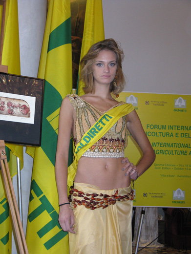 20101020 Италия, Черноббио. Показ одежды, созданной с использованием овощей и фруктов. Фотография Анны Беркутовой, ИА «РИА МОДА».