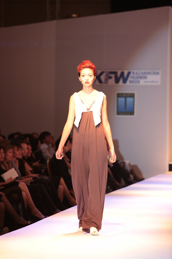 20110427, Kazakhstan Fashion Week, Mechanical piano (Алма-Ата, Казахстан) коллекция «Хрупкие мечты». Фотография предоставлена организаторами KFW.
