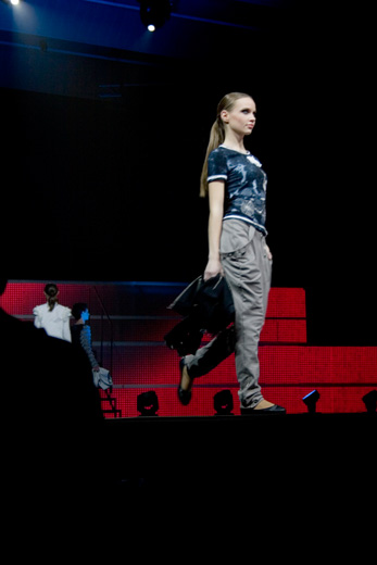 20110519 Минск, XX международный фестиваль моды и фото «Мельница моды - 2011».  Коллекция «Бунтари» Оксаны Холопченко, модельера «Свiтанак». Фотография предоставлена компанией «Свiтанак».