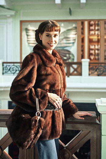 20101127 «Холофайбер» использует синтетические материалы в моделях меховых изделий «Панда». Фотография предоставлена компанией.