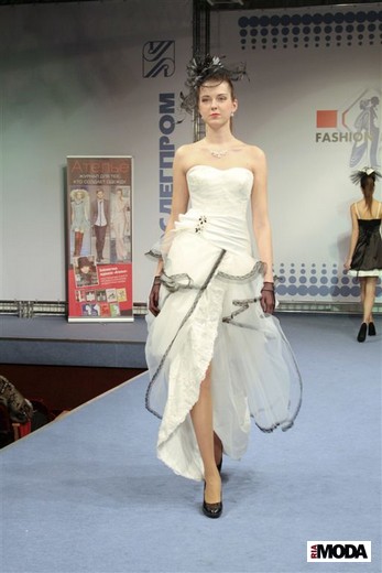 20110216 Конкурс - Премия «Мода России». Показ коллекции Студии моды Елены Мялькиной и Елены Парфентьевой (ТМ «Линия КОСС», сезон осень-зима 2011/2012). Фотография Натальи Лапиной, ИА «РИА МОДА».