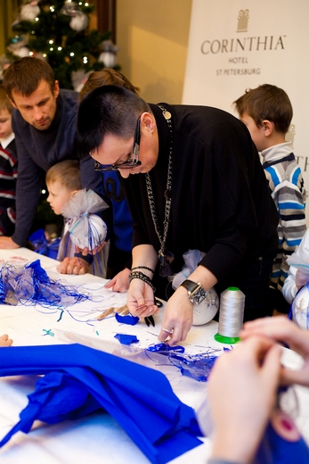 20131204 Дизайнер Татьяна Гордиенко, Сергей Семак. Благотворительный рождественский мастер-класс для детей из детской деревни SOS Пушкин в ресторане Коринтия Санкт-Петербург. Фотография предоставлена организатором. 