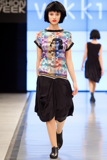 В завершающий день XXVII недели моды DnN St. Petersburg Fashion Week  свои коллекции представили эстонский бренд BonBon Lingerie, Lena Starikova Fashion group, торговая марка Vikki (дизайнер Виктория Афанасьева), Натальи Родионенко, модный дом Katya Anderzhanova и Fabric Fancy, сообщают организаторы мероприятия.  «Коллекция LatePolka эстонского бренда BonBon Lingerie – это с одной стороны, высокие технологии, которые используются для создания идеальной линии белья без лишних швов и дискомфорта. С другой стороны, высокотехнологичные возможности позволяют дизайнеру марки Тиййу Роосма привнести в такую, казалось бы, классическую тему белья абсолютно новые идеи, наполнить дизайн особыми ироничными намеками и юмором. Недаром же считается, что самым сексуальным в женщине является чувство юмора. Укутывающие бедра пояса, трусики с высокой линией талии, перекрывающие их корсеты, закрытые бюстгальтеры – все это привлекает внимание своей нестандартностью. Белье с принтом – дань увлеченности компьютером и соцсетями». «Детская коллекция марки Lena Starikova Fashion group – это попытка возродить патриотизм в моде. А начинать воспитание, как известно, лучше всего с раннего детства. Коллекция построена на этнических мотивах русской культуры. Для девочек оптимальной формой кроя стал переосмысленный сарафан. Благодаря стараниям дизайнера Лены Стариковой он породил целую линию свободных и расширяющихся книзу длинных платьев самых ярких цветов – красного, желтого, хвойного, синего и белого. Девушкам постарше предлагаются женственные одноцветные костюмы с приталенными жакетами и расклешенными юбками ниже колена. Мальчишеские костюмы слегка напоминают по крою русскую рубаху. Орнаменты, многократно повторяющиеся и запоминающиеся, воспроизводят русские мотивы – лошадок, кукол в кокошниках и модифицированный царский герб, где вместо двуглавого орла нарисованы головы двух лошадок. Детям очень удобно двигаться в такой свободной и мягкой одежде».  «Коллекция торговой марки Vikki (дизайнер Виктория Афанасьева) «Сон Герды» познакомила зрителей с возможностями компьютерной разработки принта. Главная идея дизайнера заключалась в создании узнаваемой одежды. Ей это удалось – один из основных принтов получился благодаря сложенной в несколько раз белой бумаге формата А 4. Компьютерная обработка фрагмента дала возможность создать ткань, на которой, как в калейдоскопе, повторяется и преломляется одно и то же изображение. Это и натолкнуло на ассоциацию с кристаллом льда. От коллекции действительно веет холодом – приглушенные синий, серый и черный с редкими, словно полярное сияние, всполохами голубого и белого. Серое пальто сделано из мятой ткани, которая распадается на грани, словно треснувший лед. Серия шелковых платьев множит идею калейдоскопического принта. Черное трикотажное платье причудливо задрапировано, а под юбкой выглядывает пышная черная тюлевая основа. Палитра дизайнера полностью повторяет петербургские цвета и поэтому легко войдет в жизнь города».  «Коллекция Натальи Родионенко «Цветочные мечты» очень точно обозначает ее тему – воплощенные мечты о главном дне в жизни. Свадебные и нарядные платья для особых случаев. Главная задача дизайнера заключалась не в том, чтобы создать коллекцию в едином стиле, а наоборот - показать самые разные варианты воплощения девичьей мечты. И задача эта была непростой. Творческих идей в этой коллекции хватило бы на несколько других, если бы речь не шла о невестах. Ни одно платье, ни одна идея в довольно обширной коллекции не повторялась. Цветовая гамма свадебных платьев простиралась от красного и снежно-белого до кремового, жемчужного и серебристого. Группа коктейльных платьев выполнила свою задачу – каждой гостье на этой свадьбе остаться незамеченной невозможно. Силуэты свадебных платьев абсолютно разные – от жесткой корсетной конструкции до свободных греческих одеяний с классической мягкой плиссировкой. А отделка аппликациями и драпировками в виде цветов, бусинами, бисером и кружевом поражала своим разнообразием».  «Коллекция модного дома Katya Anderzhanova называется «Петербургское отражение барселонских мотивов». Она навеяна архитектурой Антонио Гауди. Сама идея – очень оригинальна. В коллекции два основных мотива, на которых строится вся композиция. Первый – аппликация, выложенная из цветной гальки - навеяна облицовкой дома в технике майолики. Второй - орнамент, созданный с помощью компьютерного дизайна и воплощенный путем перфорации искусственной кожи. В основу этого орнамента лег контур тени от кованой ограды на стене дома, созданного Гауди. Одна из самых интересных идей – двустороннее платье для самых загадочных женщин, которых нельзя оставлять ни на минуту – не узнаешь со спины. Спереди платье – маленькое черное. Сзади - зеленое шелковое с длинной юбкой и открытой спиной». «Закрыла неделю моды коллекция сезона осень-зима 2013-2014 Fabric Fancy под названием «Сюрреализм». Коллекция создана как демонстрация мужского взгляда на женщину. Главная ее черта в том, что сюрреалистические идеи и образы сочетаются с высочайшим мастерством классического кроя. Силуэты платьев льстят женской фигуре – они приталены, подчеркнута линия бедра и груди. Отделка кожей настраивает на чувственный лад. Серые гольфы поверх черных колготок невольно притягивают взгляд к женским ножкам. А специально созданные на тканях авторские вышивки контрастным цветом придают толику загадочности и даже абсолютной непостижимости женской сущности. Цветовая гамма идет в ногу с мировыми трендами – это сочетания приглушенного синего и мрачноватого хаки, терракотового и флюоресцентного лилового, оранжевого с синим и фиолетовым. Тона слегка приглушены, но это не перебивает саму женскую индивидуальность. Есть в коллекции и мужские костюмы, сшитые по всем правилам классики. Ведь классика – это то, что делает нас красивее».  Неделя pret-a-porter DnN St. Petersburg Fashion Week – статусное и авторитетное событие в индустрии российской моды. Ежегодно, начиная с 2000 года, проходит в первых декадах апреля и октября. DnN FW обладает уникальным опытом: за свою 13-летнюю историю проект организовал 26 сезонов, на которых было показано более 170 брендов и более 17 000 комплектов одежды. DnN St. Petersburg Fashion Week ежегодно представляет на своей площадке авторские коллекции и линии pret-a-porter популярных российских и зарубежных дизайнеров и открывает имена дебютантов в моде. Участниками события являются клиенты модных домов, представители бизнес-элиты, светские персоны, профессионалы в области  моды, владельцы и топ-менеджеры салонов, байеры, журналисты ведущих профессиональных и глянцевых изданий, аналитики и критики моды.  Фотографии предоставлены компанией.
