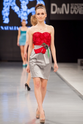 В завершающий день XXVII недели моды DnN St. Petersburg Fashion Week  свои коллекции представили эстонский бренд BonBon Lingerie, Lena Starikova Fashion group, торговая марка Vikki (дизайнер Виктория Афанасьева), Натальи Родионенко, модный дом Katya Anderzhanova и Fabric Fancy, сообщают организаторы мероприятия.  «Коллекция LatePolka эстонского бренда BonBon Lingerie – это с одной стороны, высокие технологии, которые используются для создания идеальной линии белья без лишних швов и дискомфорта. С другой стороны, высокотехнологичные возможности позволяют дизайнеру марки Тиййу Роосма привнести в такую, казалось бы, классическую тему белья абсолютно новые идеи, наполнить дизайн особыми ироничными намеками и юмором. Недаром же считается, что самым сексуальным в женщине является чувство юмора. Укутывающие бедра пояса, трусики с высокой линией талии, перекрывающие их корсеты, закрытые бюстгальтеры – все это привлекает внимание своей нестандартностью. Белье с принтом – дань увлеченности компьютером и соцсетями». «Детская коллекция марки Lena Starikova Fashion group – это попытка возродить патриотизм в моде. А начинать воспитание, как известно, лучше всего с раннего детства. Коллекция построена на этнических мотивах русской культуры. Для девочек оптимальной формой кроя стал переосмысленный сарафан. Благодаря стараниям дизайнера Лены Стариковой он породил целую линию свободных и расширяющихся книзу длинных платьев самых ярких цветов – красного, желтого, хвойного, синего и белого. Девушкам постарше предлагаются женственные одноцветные костюмы с приталенными жакетами и расклешенными юбками ниже колена. Мальчишеские костюмы слегка напоминают по крою русскую рубаху. Орнаменты, многократно повторяющиеся и запоминающиеся, воспроизводят русские мотивы – лошадок, кукол в кокошниках и модифицированный царский герб, где вместо двуглавого орла нарисованы головы двух лошадок. Детям очень удобно двигаться в такой свободной и мягкой одежде».  «Коллекция торговой марки Vikki (дизайнер Виктория Афанасьева) «Сон Герды» познакомила зрителей с возможностями компьютерной разработки принта. Главная идея дизайнера заключалась в создании узнаваемой одежды. Ей это удалось – один из основных принтов получился благодаря сложенной в несколько раз белой бумаге формата А 4. Компьютерная обработка фрагмента дала возможность создать ткань, на которой, как в калейдоскопе, повторяется и преломляется одно и то же изображение. Это и натолкнуло на ассоциацию с кристаллом льда. От коллекции действительно веет холодом – приглушенные синий, серый и черный с редкими, словно полярное сияние, всполохами голубого и белого. Серое пальто сделано из мятой ткани, которая распадается на грани, словно треснувший лед. Серия шелковых платьев множит идею калейдоскопического принта. Черное трикотажное платье причудливо задрапировано, а под юбкой выглядывает пышная черная тюлевая основа. Палитра дизайнера полностью повторяет петербургские цвета и поэтому легко войдет в жизнь города».  «Коллекция Натальи Родионенко «Цветочные мечты» очень точно обозначает ее тему – воплощенные мечты о главном дне в жизни. Свадебные и нарядные платья для особых случаев. Главная задача дизайнера заключалась не в том, чтобы создать коллекцию в едином стиле, а наоборот - показать самые разные варианты воплощения девичьей мечты. И задача эта была непростой. Творческих идей в этой коллекции хватило бы на несколько других, если бы речь не шла о невестах. Ни одно платье, ни одна идея в довольно обширной коллекции не повторялась. Цветовая гамма свадебных платьев простиралась от красного и снежно-белого до кремового, жемчужного и серебристого. Группа коктейльных платьев выполнила свою задачу – каждой гостье на этой свадьбе остаться незамеченной невозможно. Силуэты свадебных платьев абсолютно разные – от жесткой корсетной конструкции до свободных греческих одеяний с классической мягкой плиссировкой. А отделка аппликациями и драпировками в виде цветов, бусинами, бисером и кружевом поражала своим разнообразием».  «Коллекция модного дома Katya Anderzhanova называется «Петербургское отражение барселонских мотивов». Она навеяна архитектурой Антонио Гауди. Сама идея – очень оригинальна. В коллекции два основных мотива, на которых строится вся композиция. Первый – аппликация, выложенная из цветной гальки - навеяна облицовкой дома в технике майолики. Второй - орнамент, созданный с помощью компьютерного дизайна и воплощенный путем перфорации искусственной кожи. В основу этого орнамента лег контур тени от кованой ограды на стене дома, созданного Гауди. Одна из самых интересных идей – двустороннее платье для самых загадочных женщин, которых нельзя оставлять ни на минуту – не узнаешь со спины. Спереди платье – маленькое черное. Сзади - зеленое шелковое с длинной юбкой и открытой спиной». «Закрыла неделю моды коллекция сезона осень-зима 2013-2014 Fabric Fancy под названием «Сюрреализм». Коллекция создана как демонстрация мужского взгляда на женщину. Главная ее черта в том, что сюрреалистические идеи и образы сочетаются с высочайшим мастерством классического кроя. Силуэты платьев льстят женской фигуре – они приталены, подчеркнута линия бедра и груди. Отделка кожей настраивает на чувственный лад. Серые гольфы поверх черных колготок невольно притягивают взгляд к женским ножкам. А специально созданные на тканях авторские вышивки контрастным цветом придают толику загадочности и даже абсолютной непостижимости женской сущности. Цветовая гамма идет в ногу с мировыми трендами – это сочетания приглушенного синего и мрачноватого хаки, терракотового и флюоресцентного лилового, оранжевого с синим и фиолетовым. Тона слегка приглушены, но это не перебивает саму женскую индивидуальность. Есть в коллекции и мужские костюмы, сшитые по всем правилам классики. Ведь классика – это то, что делает нас красивее».  Неделя pret-a-porter DnN St. Petersburg Fashion Week – статусное и авторитетное событие в индустрии российской моды. Ежегодно, начиная с 2000 года, проходит в первых декадах апреля и октября. DnN FW обладает уникальным опытом: за свою 13-летнюю историю проект организовал 26 сезонов, на которых было показано более 170 брендов и более 17 000 комплектов одежды. DnN St. Petersburg Fashion Week ежегодно представляет на своей площадке авторские коллекции и линии pret-a-porter популярных российских и зарубежных дизайнеров и открывает имена дебютантов в моде. Участниками события являются клиенты модных домов, представители бизнес-элиты, светские персоны, профессионалы в области  моды, владельцы и топ-менеджеры салонов, байеры, журналисты ведущих профессиональных и глянцевых изданий, аналитики и критики моды.  Фотографии предоставлены компанией.