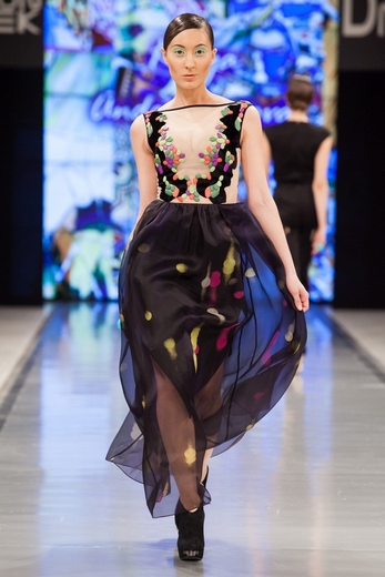 В завершающий день XXVII недели моды DnN St. Petersburg Fashion Week  свои коллекции представили эстонский бренд BonBon Lingerie, Lena Starikova Fashion group, торговая марка Vikki (дизайнер Виктория Афанасьева), Натальи Родионенко, модный дом Katya Anderzhanova и Fabric Fancy, сообщают организаторы мероприятия.  «Коллекция LatePolka эстонского бренда BonBon Lingerie – это с одной стороны, высокие технологии, которые используются для создания идеальной линии белья без лишних швов и дискомфорта. С другой стороны, высокотехнологичные возможности позволяют дизайнеру марки Тиййу Роосма привнести в такую, казалось бы, классическую тему белья абсолютно новые идеи, наполнить дизайн особыми ироничными намеками и юмором. Недаром же считается, что самым сексуальным в женщине является чувство юмора. Укутывающие бедра пояса, трусики с высокой линией талии, перекрывающие их корсеты, закрытые бюстгальтеры – все это привлекает внимание своей нестандартностью. Белье с принтом – дань увлеченности компьютером и соцсетями». «Детская коллекция марки Lena Starikova Fashion group – это попытка возродить патриотизм в моде. А начинать воспитание, как известно, лучше всего с раннего детства. Коллекция построена на этнических мотивах русской культуры. Для девочек оптимальной формой кроя стал переосмысленный сарафан. Благодаря стараниям дизайнера Лены Стариковой он породил целую линию свободных и расширяющихся книзу длинных платьев самых ярких цветов – красного, желтого, хвойного, синего и белого. Девушкам постарше предлагаются женственные одноцветные костюмы с приталенными жакетами и расклешенными юбками ниже колена. Мальчишеские костюмы слегка напоминают по крою русскую рубаху. Орнаменты, многократно повторяющиеся и запоминающиеся, воспроизводят русские мотивы – лошадок, кукол в кокошниках и модифицированный царский герб, где вместо двуглавого орла нарисованы головы двух лошадок. Детям очень удобно двигаться в такой свободной и мягкой одежде».  «Коллекция торговой марки Vikki (дизайнер Виктория Афанасьева) «Сон Герды» познакомила зрителей с возможностями компьютерной разработки принта. Главная идея дизайнера заключалась в создании узнаваемой одежды. Ей это удалось – один из основных принтов получился благодаря сложенной в несколько раз белой бумаге формата А 4. Компьютерная обработка фрагмента дала возможность создать ткань, на которой, как в калейдоскопе, повторяется и преломляется одно и то же изображение. Это и натолкнуло на ассоциацию с кристаллом льда. От коллекции действительно веет холодом – приглушенные синий, серый и черный с редкими, словно полярное сияние, всполохами голубого и белого. Серое пальто сделано из мятой ткани, которая распадается на грани, словно треснувший лед. Серия шелковых платьев множит идею калейдоскопического принта. Черное трикотажное платье причудливо задрапировано, а под юбкой выглядывает пышная черная тюлевая основа. Палитра дизайнера полностью повторяет петербургские цвета и поэтому легко войдет в жизнь города».  «Коллекция Натальи Родионенко «Цветочные мечты» очень точно обозначает ее тему – воплощенные мечты о главном дне в жизни. Свадебные и нарядные платья для особых случаев. Главная задача дизайнера заключалась не в том, чтобы создать коллекцию в едином стиле, а наоборот - показать самые разные варианты воплощения девичьей мечты. И задача эта была непростой. Творческих идей в этой коллекции хватило бы на несколько других, если бы речь не шла о невестах. Ни одно платье, ни одна идея в довольно обширной коллекции не повторялась. Цветовая гамма свадебных платьев простиралась от красного и снежно-белого до кремового, жемчужного и серебристого. Группа коктейльных платьев выполнила свою задачу – каждой гостье на этой свадьбе остаться незамеченной невозможно. Силуэты свадебных платьев абсолютно разные – от жесткой корсетной конструкции до свободных греческих одеяний с классической мягкой плиссировкой. А отделка аппликациями и драпировками в виде цветов, бусинами, бисером и кружевом поражала своим разнообразием».  «Коллекция модного дома Katya Anderzhanova называется «Петербургское отражение барселонских мотивов». Она навеяна архитектурой Антонио Гауди. Сама идея – очень оригинальна. В коллекции два основных мотива, на которых строится вся композиция. Первый – аппликация, выложенная из цветной гальки - навеяна облицовкой дома в технике майолики. Второй - орнамент, созданный с помощью компьютерного дизайна и воплощенный путем перфорации искусственной кожи. В основу этого орнамента лег контур тени от кованой ограды на стене дома, созданного Гауди. Одна из самых интересных идей – двустороннее платье для самых загадочных женщин, которых нельзя оставлять ни на минуту – не узнаешь со спины. Спереди платье – маленькое черное. Сзади - зеленое шелковое с длинной юбкой и открытой спиной». «Закрыла неделю моды коллекция сезона осень-зима 2013-2014 Fabric Fancy под названием «Сюрреализм». Коллекция создана как демонстрация мужского взгляда на женщину. Главная ее черта в том, что сюрреалистические идеи и образы сочетаются с высочайшим мастерством классического кроя. Силуэты платьев льстят женской фигуре – они приталены, подчеркнута линия бедра и груди. Отделка кожей настраивает на чувственный лад. Серые гольфы поверх черных колготок невольно притягивают взгляд к женским ножкам. А специально созданные на тканях авторские вышивки контрастным цветом придают толику загадочности и даже абсолютной непостижимости женской сущности. Цветовая гамма идет в ногу с мировыми трендами – это сочетания приглушенного синего и мрачноватого хаки, терракотового и флюоресцентного лилового, оранжевого с синим и фиолетовым. Тона слегка приглушены, но это не перебивает саму женскую индивидуальность. Есть в коллекции и мужские костюмы, сшитые по всем правилам классики. Ведь классика – это то, что делает нас красивее».  Неделя pret-a-porter DnN St. Petersburg Fashion Week – статусное и авторитетное событие в индустрии российской моды. Ежегодно, начиная с 2000 года, проходит в первых декадах апреля и октября. DnN FW обладает уникальным опытом: за свою 13-летнюю историю проект организовал 26 сезонов, на которых было показано более 170 брендов и более 17 000 комплектов одежды. DnN St. Petersburg Fashion Week ежегодно представляет на своей площадке авторские коллекции и линии pret-a-porter популярных российских и зарубежных дизайнеров и открывает имена дебютантов в моде. Участниками события являются клиенты модных домов, представители бизнес-элиты, светские персоны, профессионалы в области  моды, владельцы и топ-менеджеры салонов, байеры, журналисты ведущих профессиональных и глянцевых изданий, аналитики и критики моды.  Фотографии предоставлены компанией.