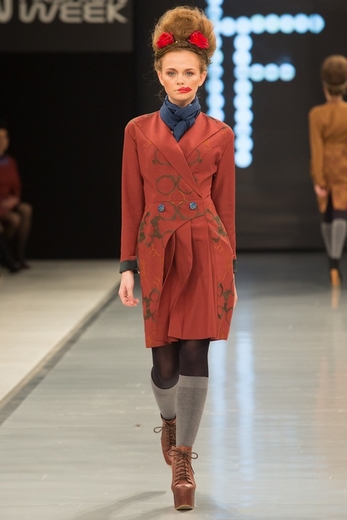 В завершающий день XXVII недели моды DnN St. Petersburg Fashion Week  свои коллекции представили эстонский бренд BonBon Lingerie, Lena Starikova Fashion group, торговая марка Vikki (дизайнер Виктория Афанасьева), Натальи Родионенко, модный дом Katya Anderzhanova и Fabric Fancy, сообщают организаторы мероприятия.  «Коллекция LatePolka эстонского бренда BonBon Lingerie – это с одной стороны, высокие технологии, которые используются для создания идеальной линии белья без лишних швов и дискомфорта. С другой стороны, высокотехнологичные возможности позволяют дизайнеру марки Тиййу Роосма привнести в такую, казалось бы, классическую тему белья абсолютно новые идеи, наполнить дизайн особыми ироничными намеками и юмором. Недаром же считается, что самым сексуальным в женщине является чувство юмора. Укутывающие бедра пояса, трусики с высокой линией талии, перекрывающие их корсеты, закрытые бюстгальтеры – все это привлекает внимание своей нестандартностью. Белье с принтом – дань увлеченности компьютером и соцсетями». «Детская коллекция марки Lena Starikova Fashion group – это попытка возродить патриотизм в моде. А начинать воспитание, как известно, лучше всего с раннего детства. Коллекция построена на этнических мотивах русской культуры. Для девочек оптимальной формой кроя стал переосмысленный сарафан. Благодаря стараниям дизайнера Лены Стариковой он породил целую линию свободных и расширяющихся книзу длинных платьев самых ярких цветов – красного, желтого, хвойного, синего и белого. Девушкам постарше предлагаются женственные одноцветные костюмы с приталенными жакетами и расклешенными юбками ниже колена. Мальчишеские костюмы слегка напоминают по крою русскую рубаху. Орнаменты, многократно повторяющиеся и запоминающиеся, воспроизводят русские мотивы – лошадок, кукол в кокошниках и модифицированный царский герб, где вместо двуглавого орла нарисованы головы двух лошадок. Детям очень удобно двигаться в такой свободной и мягкой одежде».  «Коллекция торговой марки Vikki (дизайнер Виктория Афанасьева) «Сон Герды» познакомила зрителей с возможностями компьютерной разработки принта. Главная идея дизайнера заключалась в создании узнаваемой одежды. Ей это удалось – один из основных принтов получился благодаря сложенной в несколько раз белой бумаге формата А 4. Компьютерная обработка фрагмента дала возможность создать ткань, на которой, как в калейдоскопе, повторяется и преломляется одно и то же изображение. Это и натолкнуло на ассоциацию с кристаллом льда. От коллекции действительно веет холодом – приглушенные синий, серый и черный с редкими, словно полярное сияние, всполохами голубого и белого. Серое пальто сделано из мятой ткани, которая распадается на грани, словно треснувший лед. Серия шелковых платьев множит идею калейдоскопического принта. Черное трикотажное платье причудливо задрапировано, а под юбкой выглядывает пышная черная тюлевая основа. Палитра дизайнера полностью повторяет петербургские цвета и поэтому легко войдет в жизнь города».  «Коллекция Натальи Родионенко «Цветочные мечты» очень точно обозначает ее тему – воплощенные мечты о главном дне в жизни. Свадебные и нарядные платья для особых случаев. Главная задача дизайнера заключалась не в том, чтобы создать коллекцию в едином стиле, а наоборот - показать самые разные варианты воплощения девичьей мечты. И задача эта была непростой. Творческих идей в этой коллекции хватило бы на несколько других, если бы речь не шла о невестах. Ни одно платье, ни одна идея в довольно обширной коллекции не повторялась. Цветовая гамма свадебных платьев простиралась от красного и снежно-белого до кремового, жемчужного и серебристого. Группа коктейльных платьев выполнила свою задачу – каждой гостье на этой свадьбе остаться незамеченной невозможно. Силуэты свадебных платьев абсолютно разные – от жесткой корсетной конструкции до свободных греческих одеяний с классической мягкой плиссировкой. А отделка аппликациями и драпировками в виде цветов, бусинами, бисером и кружевом поражала своим разнообразием».  «Коллекция модного дома Katya Anderzhanova называется «Петербургское отражение барселонских мотивов». Она навеяна архитектурой Антонио Гауди. Сама идея – очень оригинальна. В коллекции два основных мотива, на которых строится вся композиция. Первый – аппликация, выложенная из цветной гальки - навеяна облицовкой дома в технике майолики. Второй - орнамент, созданный с помощью компьютерного дизайна и воплощенный путем перфорации искусственной кожи. В основу этого орнамента лег контур тени от кованой ограды на стене дома, созданного Гауди. Одна из самых интересных идей – двустороннее платье для самых загадочных женщин, которых нельзя оставлять ни на минуту – не узнаешь со спины. Спереди платье – маленькое черное. Сзади - зеленое шелковое с длинной юбкой и открытой спиной». «Закрыла неделю моды коллекция сезона осень-зима 2013-2014 Fabric Fancy под названием «Сюрреализм». Коллекция создана как демонстрация мужского взгляда на женщину. Главная ее черта в том, что сюрреалистические идеи и образы сочетаются с высочайшим мастерством классического кроя. Силуэты платьев льстят женской фигуре – они приталены, подчеркнута линия бедра и груди. Отделка кожей настраивает на чувственный лад. Серые гольфы поверх черных колготок невольно притягивают взгляд к женским ножкам. А специально созданные на тканях авторские вышивки контрастным цветом придают толику загадочности и даже абсолютной непостижимости женской сущности. Цветовая гамма идет в ногу с мировыми трендами – это сочетания приглушенного синего и мрачноватого хаки, терракотового и флюоресцентного лилового, оранжевого с синим и фиолетовым. Тона слегка приглушены, но это не перебивает саму женскую индивидуальность. Есть в коллекции и мужские костюмы, сшитые по всем правилам классики. Ведь классика – это то, что делает нас красивее».  Неделя pret-a-porter DnN St. Petersburg Fashion Week – статусное и авторитетное событие в индустрии российской моды. Ежегодно, начиная с 2000 года, проходит в первых декадах апреля и октября. DnN FW обладает уникальным опытом: за свою 13-летнюю историю проект организовал 26 сезонов, на которых было показано более 170 брендов и более 17 000 комплектов одежды. DnN St. Petersburg Fashion Week ежегодно представляет на своей площадке авторские коллекции и линии pret-a-porter популярных российских и зарубежных дизайнеров и открывает имена дебютантов в моде. Участниками события являются клиенты модных домов, представители бизнес-элиты, светские персоны, профессионалы в области  моды, владельцы и топ-менеджеры салонов, байеры, журналисты ведущих профессиональных и глянцевых изданий, аналитики и критики моды.  Фотографии предоставлены компанией.