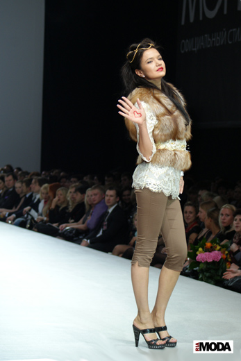 20100326 Volvo – Неделя моды в Москве. Показ коллекции «DRESS-CODE» (сезон осень-зима 2010/2011) Нади Славиной. Фотография Вячеслава Малыхина, ИА «РИА МОДА».