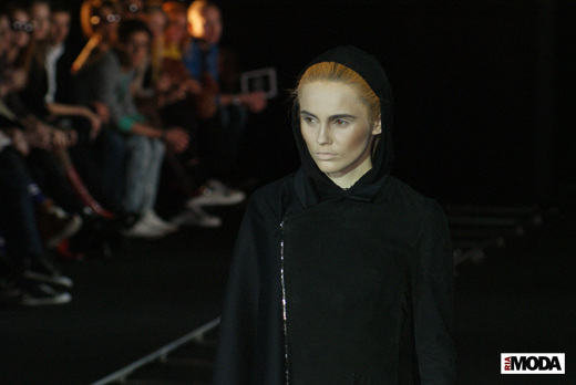 20100401 Russian Fashion Week. Показ коллекции Маши Кравцовой «Muscovites» (сезон осень-зима 2010/2011). Фотография Ивана Бурняшева, ИА «РИА МОДА».