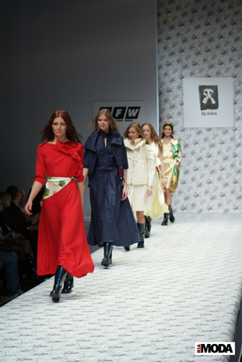 20100403 Russian Fashion Week. Показ коллекции Ольги Самощенко (сезон осень-зима 2010/2011). Фотография Валентины Кузнецовой, ИА «РИА МОДА».