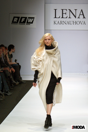 20100404 Russian Fashion Week. Показ коллекции Лены Карнауховой «Сражаясь с зимой» (сезон осень-зима 2010/2011). Фотография Валентины Кузнецовой, ИА «РИА МОДА».