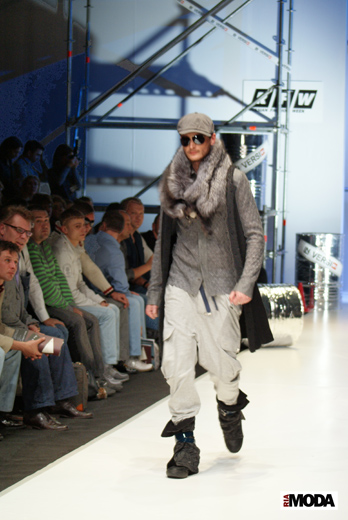 20100405 Russian Fashion Week. Показ коллекции Лады Калининой и Никиты Михайлова (сезон осень-зима 2010/2011). Фотография Валентины Кузнецовой, ИА «РИА МОДА».