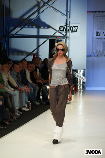 20100405 Russian Fashion Week. Показ коллекции Лады Калининой и Никиты Михайлова (сезон осень-зима 2010/2011). Фотография Валентины Кузнецовой, ИА «РИА МОДА».