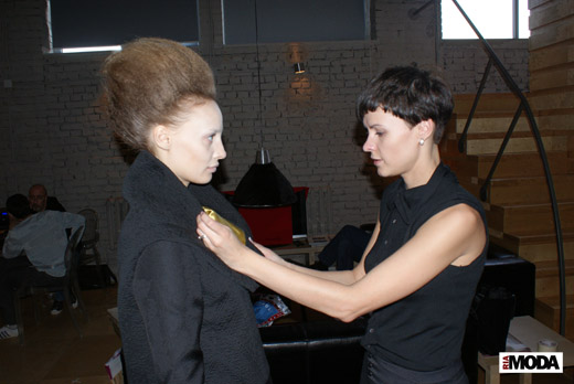 20100410 Фотостудия Михаила Королева. Съемка проекта КОКОН – COOCON. Художник Светлана Стадник (справа). Фотография Александра Кузнецова, ИА «РИА МОДА».