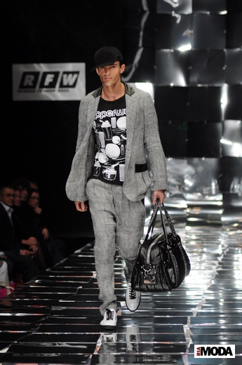 20101021 Компания TUPPERWARE и дизайнер Алишер, RFW. Коллекция весна-лето 2011 Фотография Андрея Ревенко, ИА «РИА МОДА».