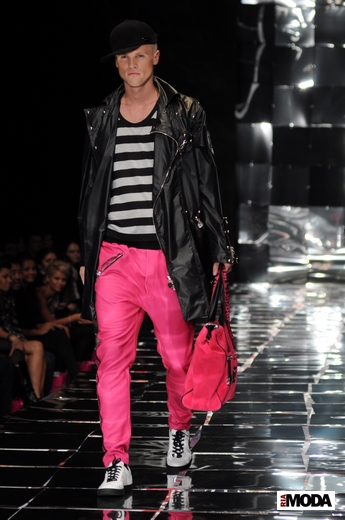 20101021 Компания TUPPERWARE и дизайнер Алишер, RFW. Коллекция весна-лето 2011 Фотография Андрея Ревенко, ИА «РИА МОДА».