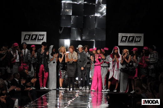 20101021 Компания TUPPERWARE и дизайнер Алишер, RFW. Коллекция весна-лето 2011 Фотография Андрея Ревенко, ИА «РИА МОДА».