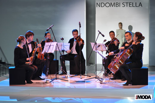 20101018 Stella Ndombi, показ коллекции сезона весна-лето 2011 совместно с дизайнерами марки Александром Фереферовым и Никитой Севериновым. Фотография Андрея Ревенко, ИА «РИА МОДА».