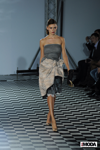 20101018 Stella Ndombi, показ коллекции сезона весна-лето 2011 совместно с дизайнерами марки Александром Фереферовым и Никитой Севериновым. Фотография Андрея Ревенко, ИА «РИА МОДА».