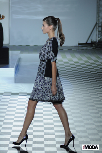 20101018 Stella Ndombi, показ коллекции сезона весна-лето 2011 совместно с дизайнерами марки Александром Фереферовым и Никитой Севериновым. Фотография Андрея Ревенко, ИА «РИА МОДА».