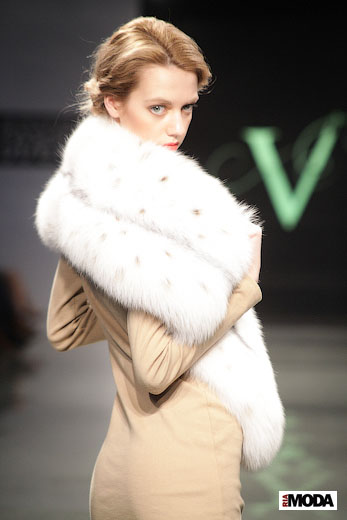 20120407 «Дефиле на Неве». Показ коллекции «ColourFur» Яны Веркулич. Фотография Андрея Ревенко, ИА «РИА МОДА». 