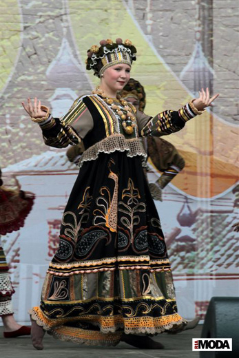 20100711 Плес. III Фестиваль детских театров моды. Коллекция «Яблочный спас», театр моды «Амира-стиль». Фотография Натальи Лапиной, ИА «РИА МОДА».