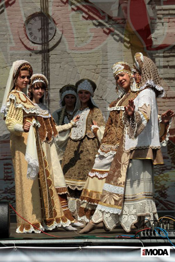 20100711 Плес. III Фестиваль детских театров моды. Коллекция «Полинушка», театр моды «Амира-стиль». Фотография Натальи Лапиной, ИА «РИА МОДА».