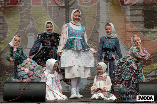 20100711 Плес. III Фестиваль детских театров моды. Коллекция «Масленица», студия моды «Мираж». Фотография Натальи Лапиной, ИА «РИА МОДА».
