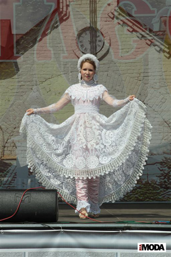 20100711 Плес. III Фестиваль детских театров моды. Коллекция «Семь июльских вечеров», театр моды «Амира-стиль».. Фотография Натальи Лапиной, ИА «РИА МОДА».