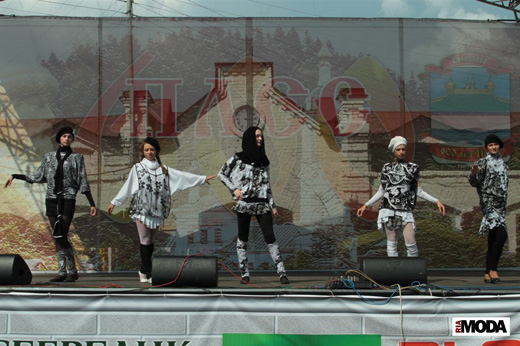 20100711 Плес. III Фестиваль детских театров моды. Коллекция «Летающие в цветах», театр моды «Алиса». Фотография Натальи Лапиной, ИА «РИА МОДА».