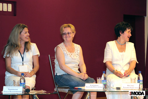20100710 Плес. Круглый стол «Текстильно-промышленный кластер Ивановской области: народные художественные промыслы и мода». Татьяна Котлова, начальник Департамента культуры и культурного наследия (справа). Фотография Натальи Лапиной, ИА «РИА МОДА».   