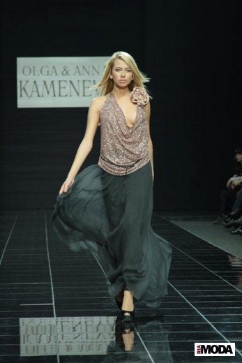 20101022 Ольга и Анна Каменевы. Volvo-Неделя моды в Москве. Коллекция сезона весна-лето 2011. Фотография Натальи Лапиной, ИА «РИА МОДА».