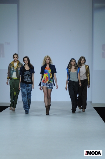 20101023 F5 jeansmaster, Volvo-Неделя моды в Москве. Коллекция весна-лето 2011. Фотография Андрея Ревенко, ИА «РИА МОДА».