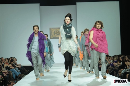 20101021 Елена Золотарева, Zolota. Volvo-Неделя моды в Москве. Коллекция коллекцию шалей и платков ручной работы. Фотография Натальи Лапиной, ИА «РИА МОДА».