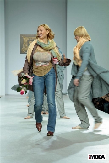 20101021 Елена Золотарева, Zolota. Volvo-Неделя моды в Москве. Коллекция коллекцию шалей и платков ручной работы. Фотография Натальи Лапиной, ИА «РИА МОДА».