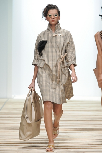 Дизайнер Юлия Николаева в рамках Russian Fashion Week представила коллекцию весна-лето 2011. Фотографии предоставлены агентством «Артефакт». Фотограф Александр Азаров. 