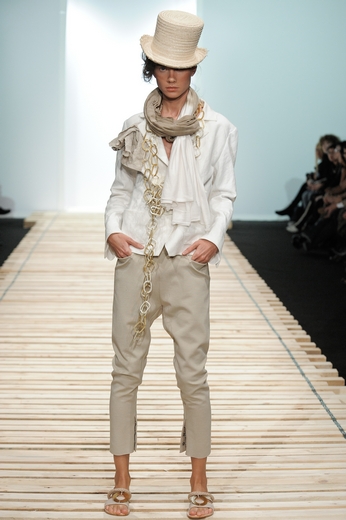 Дизайнер Юлия Николаева в рамках Russian Fashion Week представила коллекцию весна-лето 2011. Фотографии предоставлены агентством «Артефакт». Фотограф Александр Азаров. 