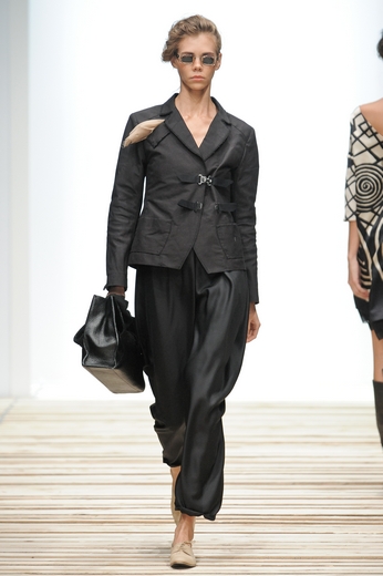 Дизайнер Юлия Николаева в рамках Russian Fashion Week представила коллекцию весна-лето 2011. Фотографии предоставлены агентством «Артефакт». Фотограф Александр Азаров. 