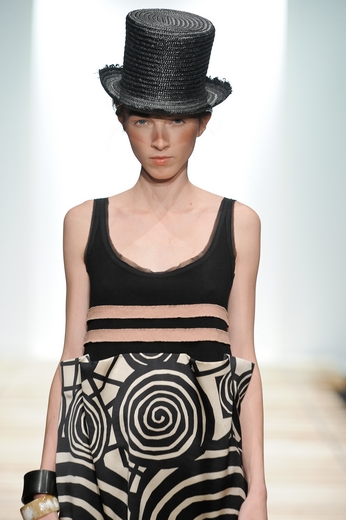 Дизайнер Юлия Николаева в рамках Russian Fashion Week представила коллекцию весна-лето 2011. Фотографии предоставлены агентством «Артефакт». Фотограф Александр Азаров. 
