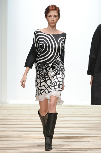 Дизайнер Юлия Николаева в рамках Russian Fashion Week представила коллекцию весна-лето 2011. Фотографии предоставлены агентством «Артефакт». Фотограф Александр Азаров. 