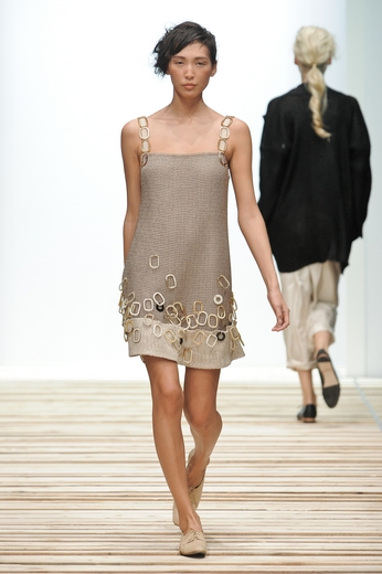 Дизайнер Юлия Николаева в рамках Russian Fashion Week представила коллекцию весна-лето 2011. Фотографии предоставлены агентством «Артефакт». Фотограф Александр Азаров. 