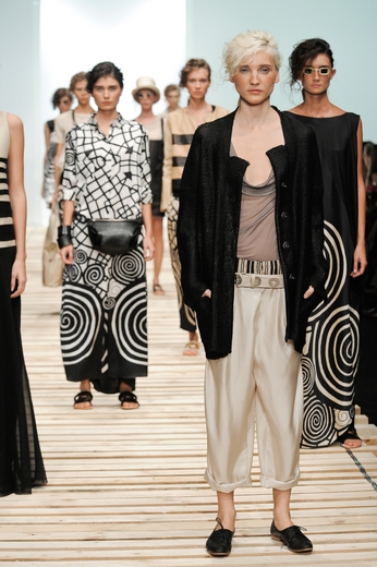 Дизайнер Юлия Николаева в рамках Russian Fashion Week представила коллекцию весна-лето 2011. Фотографии предоставлены агентством «Артефакт». Фотограф Александр Азаров. 